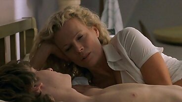Σκηνή φιλιού με τις καυτές Elsa Jean και Maya Kendrick από την Adam And Eve Pictures πορνο δωρεαν